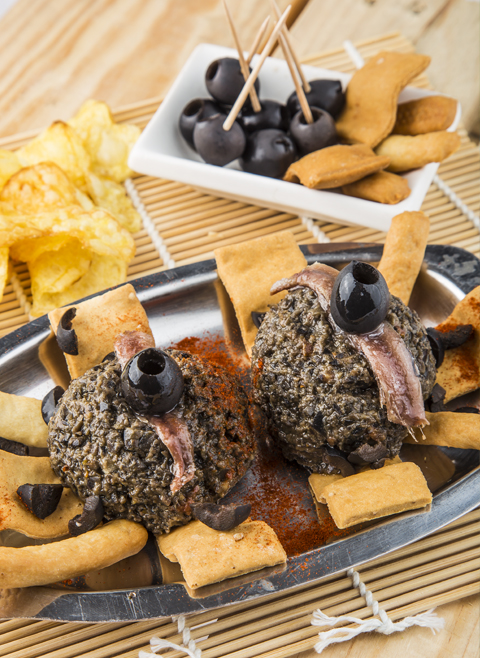 Paté von schwarzen Oliven und Anchovis