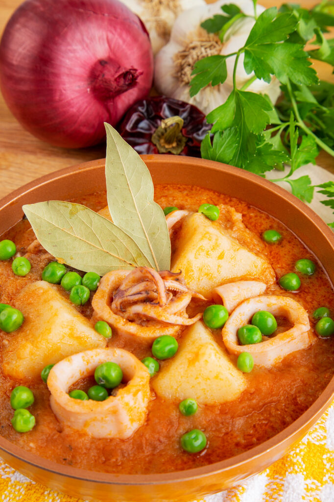 Картофельное тушеное мясо с кальмарами и горошком