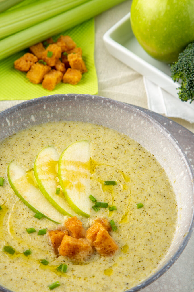 Крем из брокколи и яблок