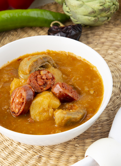 Estofado de patatas con alcachofas y chorizo