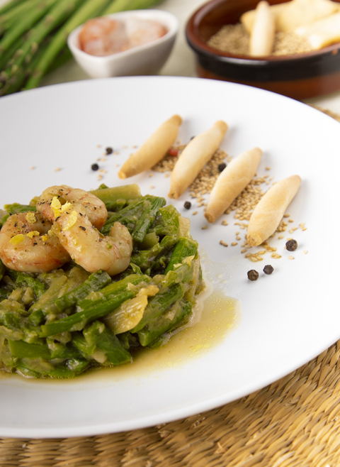 Gebratene Garnelen, Spargel und grüner Knoblauch