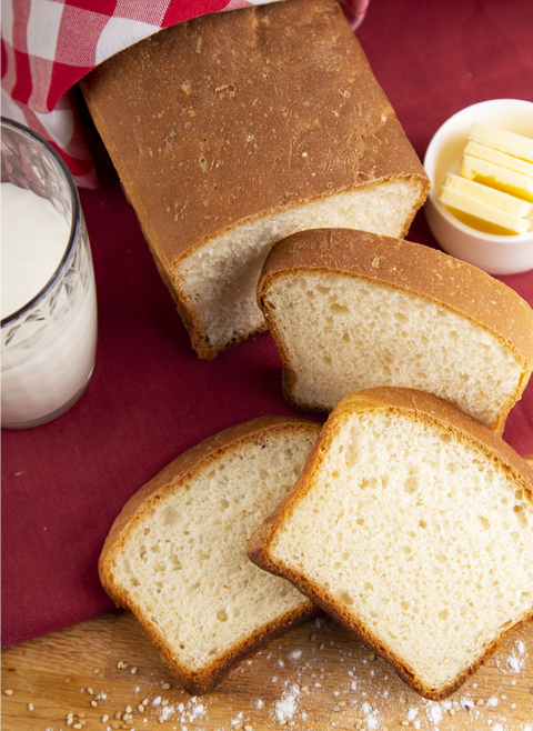 Нарезанный хлеб с молоком и сахаром